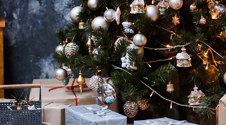 How to Decorate Your Christmas Tree: 3 Creative Themes to Change Up Your Holidays