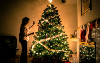 How to Wrap a Tree with Lights: A Step-by-Step Guide for a Dazzling Holiday Display