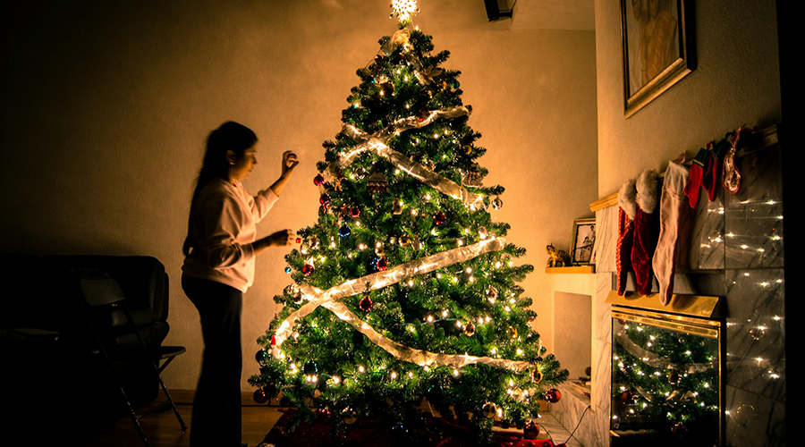 How to Wrap a Tree with Lights: A Step-by-Step Guide for a Dazzling Holiday Display